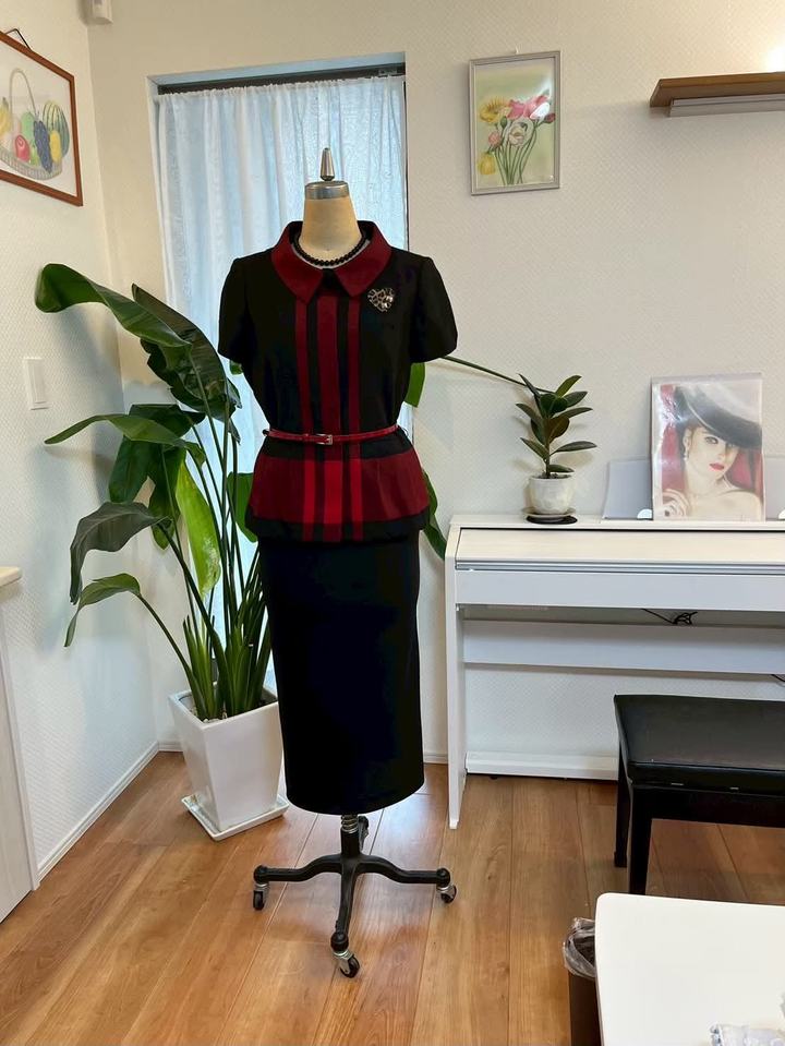 赤と黒のチェックのセットアップ